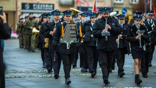 Obchody 107. rocznicy odzyskania przez Polskę niepodległości zdjęcie przedstawia osoby podczas uroczystości 11. listopada 2025