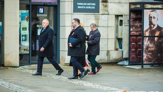 Obchody 107. rocznicy odzyskania przez Polskę niepodległości zdjęcie przedstawia osoby podczas uroczystości 11. listopada 2025