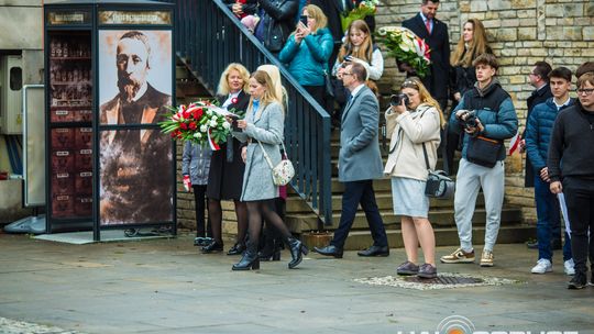 Obchody 107. rocznicy odzyskania przez Polskę niepodległości zdjęcie przedstawia osoby podczas uroczystości 11. listopada 2025