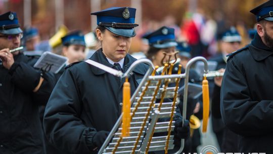 Obchody 107. rocznicy odzyskania przez Polskę niepodległości zdjęcie przedstawia osoby podczas uroczystości 11. listopada 2025