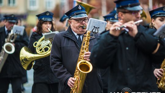 Obchody 107. rocznicy odzyskania przez Polskę niepodległości zdjęcie przedstawia osoby podczas uroczystości 11. listopada 2025