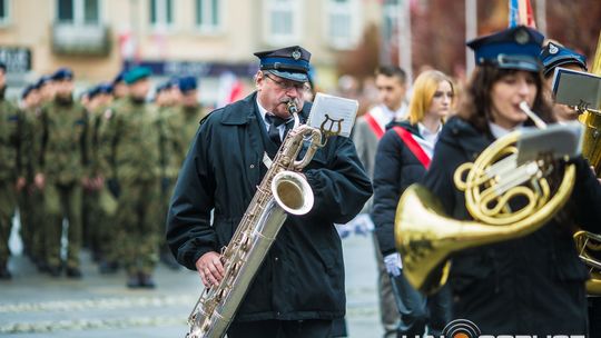 Obchody 107. rocznicy odzyskania przez Polskę niepodległości zdjęcie przedstawia osoby podczas uroczystości 11. listopada 2025