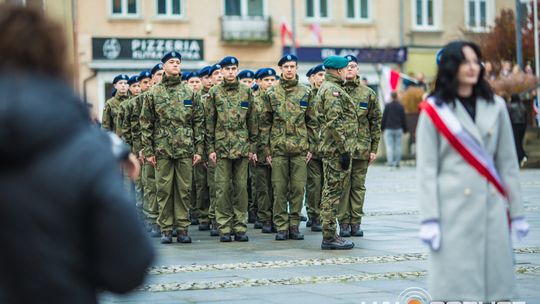 Obchody 107. rocznicy odzyskania przez Polskę niepodległości zdjęcie przedstawia osoby podczas uroczystości 11. listopada 2025