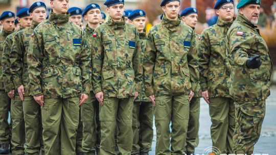 Obchody 107. rocznicy odzyskania przez Polskę niepodległości zdjęcie przedstawia osoby podczas uroczystości 11. listopada 2025