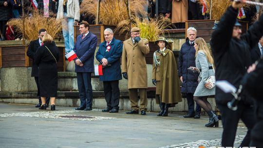 Obchody 107. rocznicy odzyskania przez Polskę niepodległości zdjęcie przedstawia osoby podczas uroczystości 11. listopada 2025