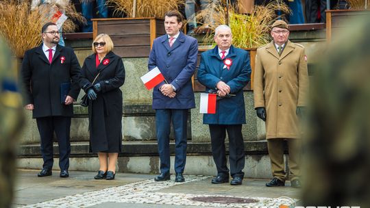 Obchody 107. rocznicy odzyskania przez Polskę niepodległości zdjęcie przedstawia osoby podczas uroczystości 11. listopada 2025