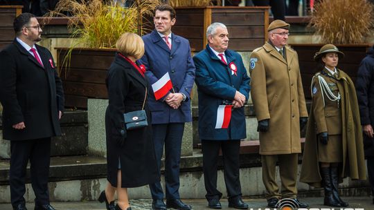 Obchody 107. rocznicy odzyskania przez Polskę niepodległości zdjęcie przedstawia osoby podczas uroczystości 11. listopada 2025