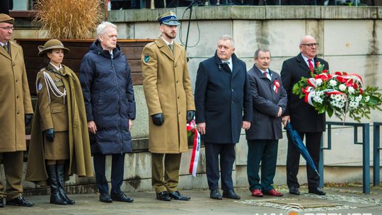Obchody 107. rocznicy odzyskania przez Polskę niepodległości zdjęcie przedstawia osoby podczas uroczystości 11. listopada 2025