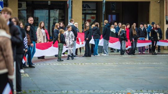 Obchody 107. rocznicy odzyskania przez Polskę niepodległości zdjęcie przedstawia osoby podczas uroczystości 11. listopada 2025