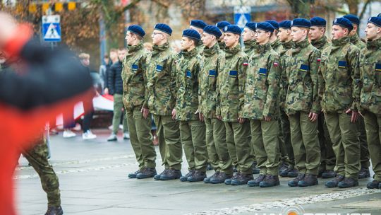 Obchody 107. rocznicy odzyskania przez Polskę niepodległości zdjęcie przedstawia osoby podczas uroczystości 11. listopada 2025
