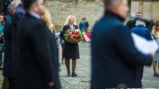 Obchody 107. rocznicy odzyskania przez Polskę niepodległości zdjęcie przedstawia osoby podczas uroczystości 11. listopada 2025