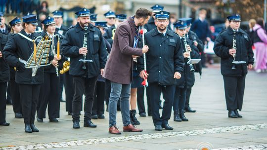 Obchody 107. rocznicy odzyskania przez Polskę niepodległości zdjęcie przedstawia osoby podczas uroczystości 11. listopada 2025