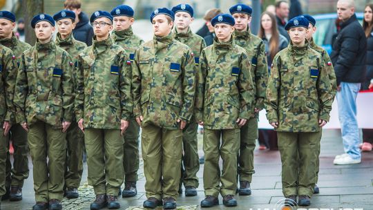 Obchody 107. rocznicy odzyskania przez Polskę niepodległości zdjęcie przedstawia osoby podczas uroczystości 11. listopada 2025