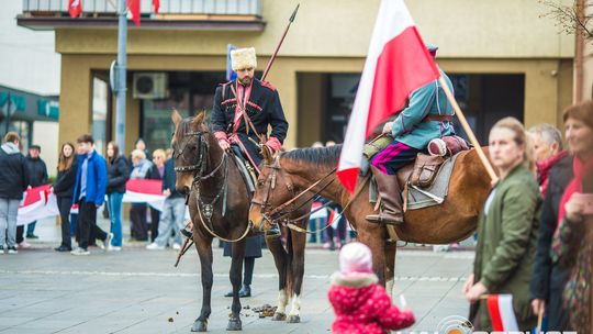 Obchody 107. rocznicy odzyskania przez Polskę niepodległości zdjęcie przedstawia osoby podczas uroczystości 11. listopada 2025