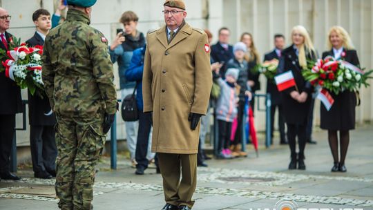 Obchody 107. rocznicy odzyskania przez Polskę niepodległości zdjęcie przedstawia osoby podczas uroczystości 11. listopada 2025