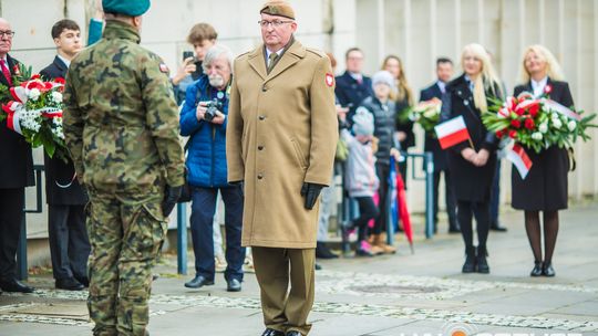 Obchody 107. rocznicy odzyskania przez Polskę niepodległości zdjęcie przedstawia osoby podczas uroczystości 11. listopada 2025