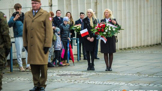 Obchody 107. rocznicy odzyskania przez Polskę niepodległości zdjęcie przedstawia osoby podczas uroczystości 11. listopada 2025