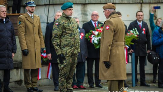 Obchody 107. rocznicy odzyskania przez Polskę niepodległości zdjęcie przedstawia osoby podczas uroczystości 11. listopada 2025