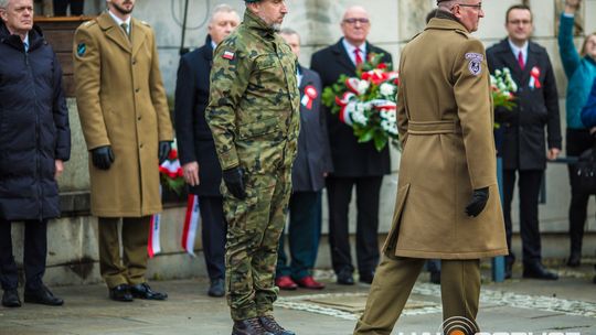Obchody 107. rocznicy odzyskania przez Polskę niepodległości zdjęcie przedstawia osoby podczas uroczystości 11. listopada 2025