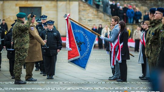 Obchody 107. rocznicy odzyskania przez Polskę niepodległości zdjęcie przedstawia osoby podczas uroczystości 11. listopada 2025