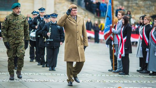 Obchody 107. rocznicy odzyskania przez Polskę niepodległości zdjęcie przedstawia osoby podczas uroczystości 11. listopada 2025