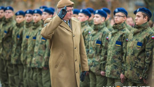 Obchody 107. rocznicy odzyskania przez Polskę niepodległości zdjęcie przedstawia osoby podczas uroczystości 11. listopada 2025