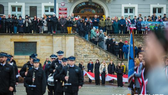 Obchody 107. rocznicy odzyskania przez Polskę niepodległości zdjęcie przedstawia osoby podczas uroczystości 11. listopada 2025