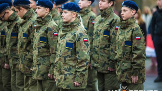 Obchody 107. rocznicy odzyskania przez Polskę niepodległości zdjęcie przedstawia osoby podczas uroczystości 11. listopada 2025