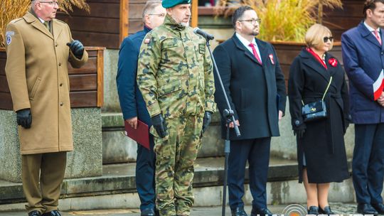 Obchody 107. rocznicy odzyskania przez Polskę niepodległości zdjęcie przedstawia osoby podczas uroczystości 11. listopada 2025