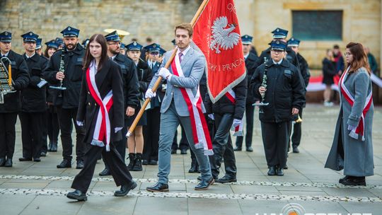Obchody 107. rocznicy odzyskania przez Polskę niepodległości zdjęcie przedstawia osoby podczas uroczystości 11. listopada 2025