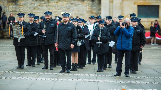 Obchody 107. rocznicy odzyskania przez Polskę niepodległości zdjęcie przedstawia osoby podczas uroczystości 11. listopada 2025
