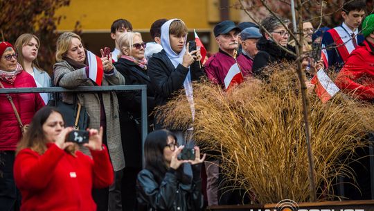 Obchody 107. rocznicy odzyskania przez Polskę niepodległości zdjęcie przedstawia osoby podczas uroczystości 11. listopada 2025