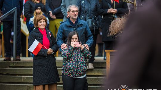 Obchody 107. rocznicy odzyskania przez Polskę niepodległości zdjęcie przedstawia osoby podczas uroczystości 11. listopada 2025