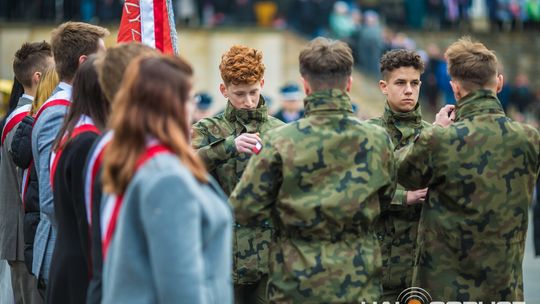 Obchody 107. rocznicy odzyskania przez Polskę niepodległości zdjęcie przedstawia osoby podczas uroczystości 11. listopada 2025