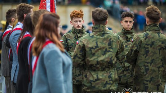 Obchody 107. rocznicy odzyskania przez Polskę niepodległości zdjęcie przedstawia osoby podczas uroczystości 11. listopada 2025