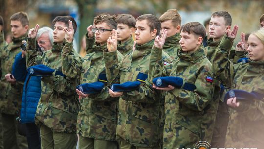 Obchody 107. rocznicy odzyskania przez Polskę niepodległości zdjęcie przedstawia osoby podczas uroczystości 11. listopada 2025