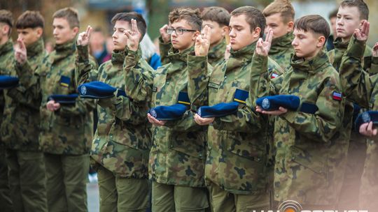 Obchody 107. rocznicy odzyskania przez Polskę niepodległości zdjęcie przedstawia osoby podczas uroczystości 11. listopada 2025