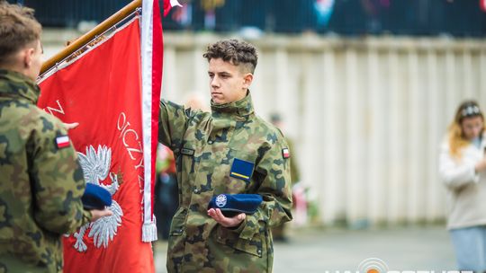 Obchody 107. rocznicy odzyskania przez Polskę niepodległości zdjęcie przedstawia osoby podczas uroczystości 11. listopada 2025