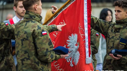 Obchody 107. rocznicy odzyskania przez Polskę niepodległości zdjęcie przedstawia osoby podczas uroczystości 11. listopada 2025