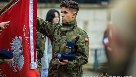 Obchody 107. rocznicy odzyskania przez Polskę niepodległości zdjęcie przedstawia osoby podczas uroczystości 11. listopada 2025