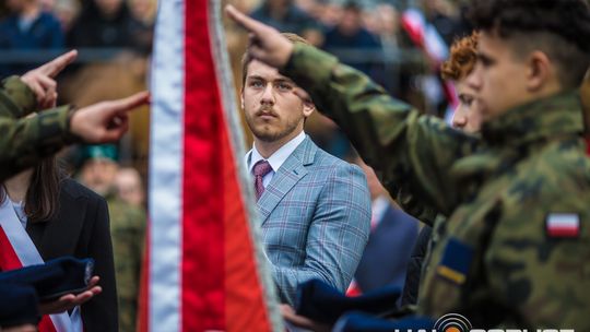 Obchody 107. rocznicy odzyskania przez Polskę niepodległości zdjęcie przedstawia osoby podczas uroczystości 11. listopada 2025