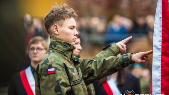 Obchody 107. rocznicy odzyskania przez Polskę niepodległości zdjęcie przedstawia osoby podczas uroczystości 11. listopada 2025