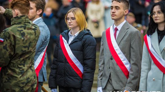 Obchody 107. rocznicy odzyskania przez Polskę niepodległości zdjęcie przedstawia osoby podczas uroczystości 11. listopada 2025