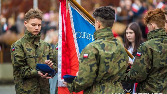 Obchody 107. rocznicy odzyskania przez Polskę niepodległości zdjęcie przedstawia osoby podczas uroczystości 11. listopada 2025