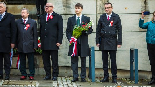 Obchody 107. rocznicy odzyskania przez Polskę niepodległości zdjęcie przedstawia osoby podczas uroczystości 11. listopada 2025