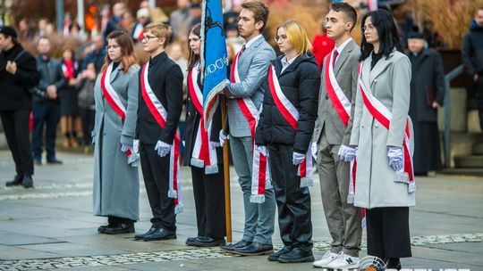 Obchody 107. rocznicy odzyskania przez Polskę niepodległości zdjęcie przedstawia osoby podczas uroczystości 11. listopada 2025