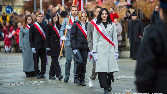 Obchody 107. rocznicy odzyskania przez Polskę niepodległości zdjęcie przedstawia osoby podczas uroczystości 11. listopada 2025