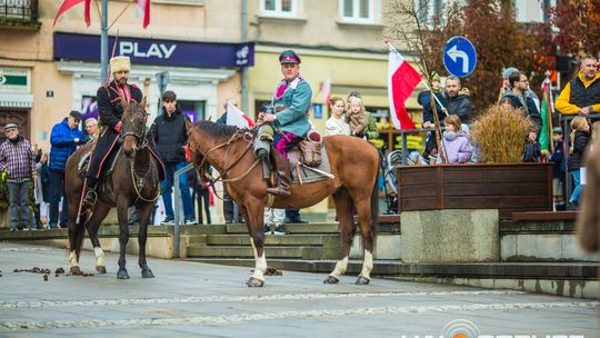 Obchody 107. rocznicy odzyskania przez Polskę niepodległości zdjęcie przedstawia osoby podczas uroczystości 11. listopada 2025