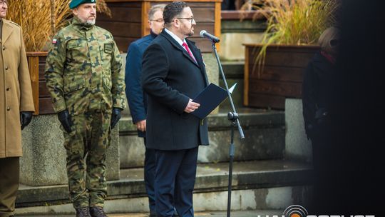 Obchody 107. rocznicy odzyskania przez Polskę niepodległości zdjęcie przedstawia osoby podczas uroczystości 11. listopada 2025