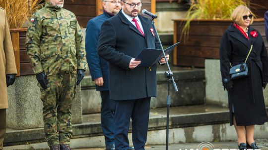 Obchody 107. rocznicy odzyskania przez Polskę niepodległości zdjęcie przedstawia osoby podczas uroczystości 11. listopada 2025